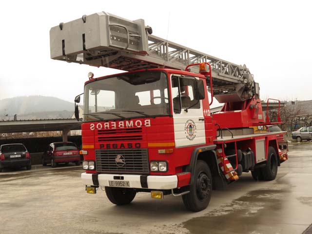Una versión similar, también de bomberos, pero con la cabina de ancho normal.